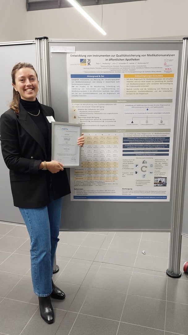 Carolin Keip with her poster and prize